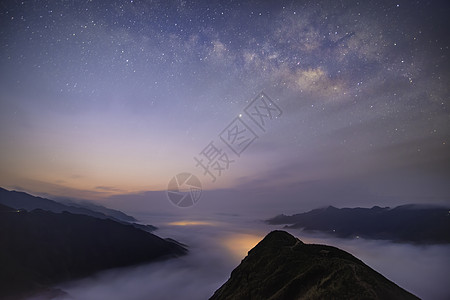 Ta Xua是越南北部著名的山脉 全年 山顶上一直高升云层 造成云的反向旅行天空游客星系多云绿色银河系旅游天堂风景背景图片