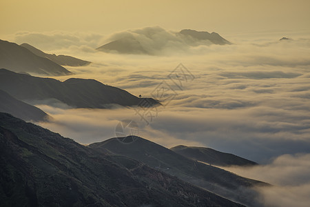 Ta Xua是越南北部著名的山脉 全年 山顶上一直高升云层 造成云的反向天空森林多云绿色风景游客爬坡天堂旅游旅行图片
