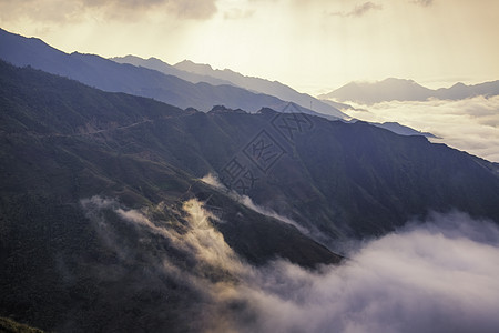 Ta Xua是越南北部著名的山脉 全年 山顶上一直高升云层 造成云的反向风景旅行游客天空旅游天堂绿色爬坡多云森林图片