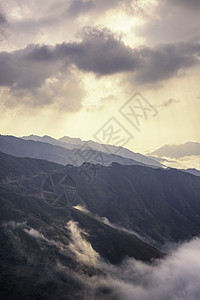 Ta Xua是越南北部著名的山脉 全年 山顶上一直高升云层 造成云的反向天堂绿色森林风景天空旅行游客多云旅游爬坡图片