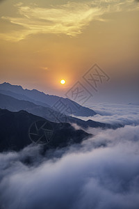 Ta Xua是越南北部著名的山脉 全年 山顶上一直高升云层 造成云的反向天空天堂风景多云爬坡绿色旅行森林游客旅游图片