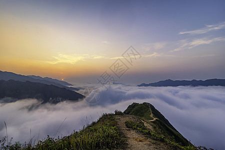 Ta Xua是越南北部著名的山脉 全年 山顶上一直高升云层 造成云的反向多云游客天空森林旅行风景天堂爬坡绿色旅游背景图片