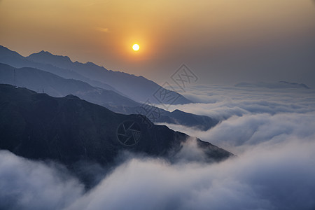 Ta Xua是越南北部著名的山脉 全年 山顶上一直高升云层 造成云的反向游客旅游森林爬坡风景旅行绿色天空天堂多云图片