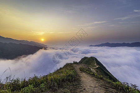Ta Xua是越南北部著名的山脉 全年 山顶上一直高升云层 造成云的反向森林风景天堂游客多云绿色旅游天空爬坡旅行图片