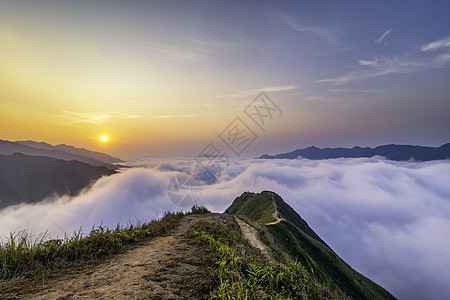 Ta Xua是越南北部著名的山脉 全年 山顶上一直高升云层 造成云的反向森林天空绿色多云风景旅行游客天堂爬坡旅游图片