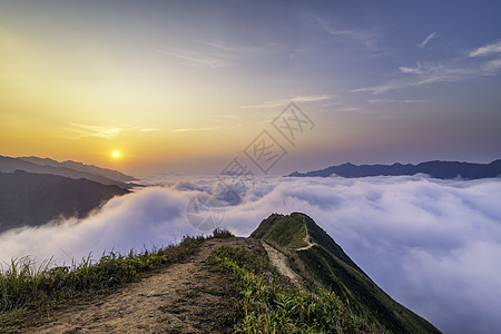 Ta Xua是越南北部著名的山脉 全年 山顶上一直高升云层 造成云的反向森林天空绿色多云风景旅行游客天堂爬坡旅游背景图片