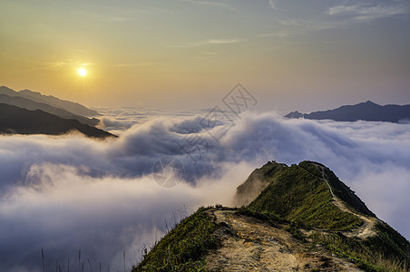 Ta Xua是越南北部著名的山脉 全年 山顶上一直高升云层 造成云的反向天空森林风景绿色爬坡旅行旅游天堂多云游客图片