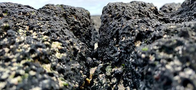 火山黑色岩石的宏观拍摄 看起来像山 在Hyeopjae海滩上图片