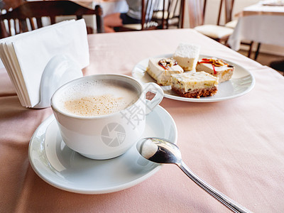 在咖啡馆吃早餐  白杯加卡布奇诺和盘子里的糕点 美味甜点和热咖啡杯子餐巾时光陶器配料时间休闲泡沫饼干咖啡店图片