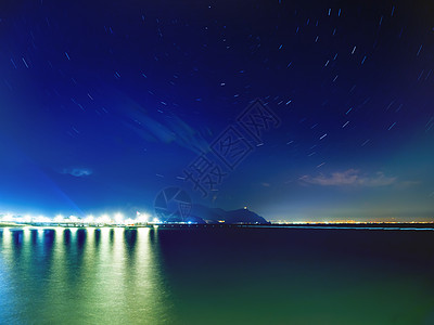 穿越地中海和安塔利亚镇的星际足迹 长期暴露于星空 土耳其黑暗火鸡天空天文学踪迹反射海景漩涡灯笼摄影图片