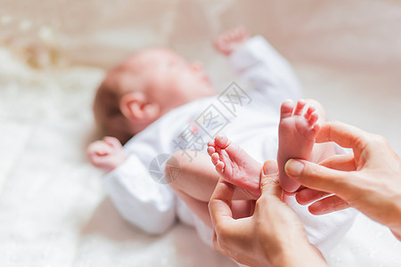 母亲穿着新生婴儿的赤身高跟鞋 脚小于女人的汗图片