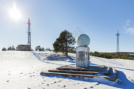 Ai-Petri山顶的气象塔和纪念碑 阳光明媚的白天有雪和冰冻松树 俄罗斯克里米亚图片