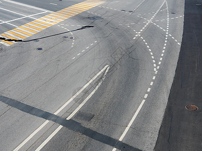 沥青上的道路标记 道路和人行横道上的彩绘标志 虚线和箭头 莫斯科 俄罗斯指针运输斑马线行人街道驾驶车辆图片