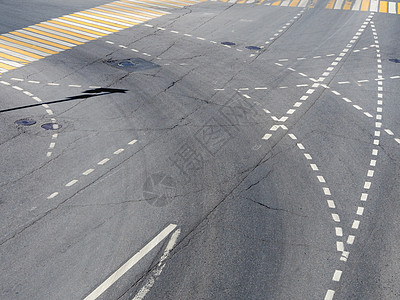 沥青上的道路标记 道路和人行横道上的彩绘标志 虚线和箭头 莫斯科 俄罗斯斑马线运输行人车辆驾驶指针街道图片