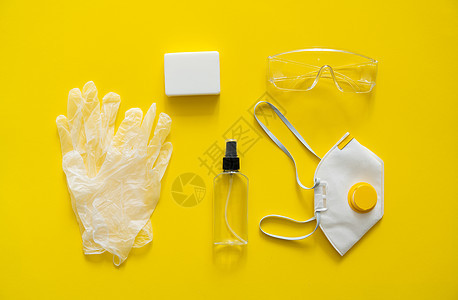呼吸器 ffp 肥皂 橡胶手套 防腐剂和防护眼镜位于黄色背景上 针对 covid-19 的防病毒保护套件 2019 冠状病毒大流图片