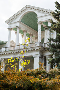 VDNH国民经济成就展览上的旧建筑 俄罗斯莫斯科的巨型公园有豪宅首都柱子地标旅游多云亭子建筑学国经植物衬套图片