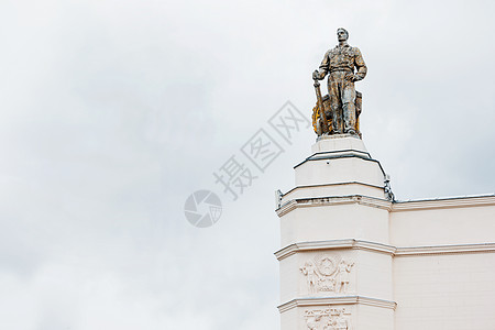 在俄罗斯莫斯科的VDNH(“国民经济成就展览”)雕刻 文本位置为图片
