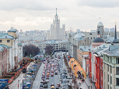 在为新年庆祝装饰的街上行驶的汽车 大楼的景观 七座斯大林主义摩天大楼之一 莫斯科 俄罗斯图片