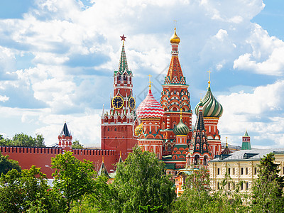 克里姆林宫圣巴西尔大教堂和斯帕斯卡塔楼的景象来自Zaryadye公园 在阳光明媚的夏日有著名的地标 俄罗斯莫斯科图片