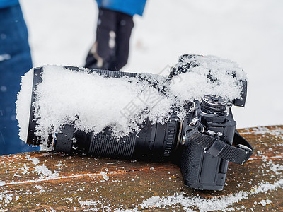 摄像头被雪覆盖 人不小心把相机丢在雪里图片