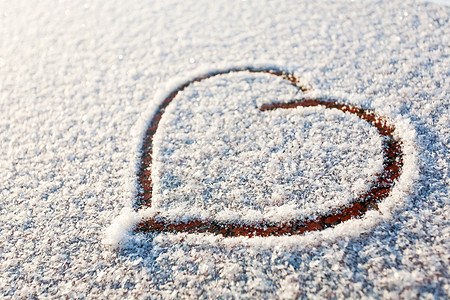 被雪所吸引的心 爱的象征图片