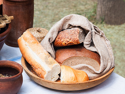装有不同种类面包的木盘 土布餐巾和桌布 历史节日时代和时代的复古餐具和老式家居用品 莫斯科 俄罗斯古董糕点陶器食物桌子纪元图片