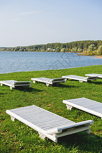 伊林斯基水库岸边的白色木制沙发休息室 户外娱乐 莫斯科地区 俄罗斯森林休息草地海滩躺椅木头闲暇池塘假期地平线图片