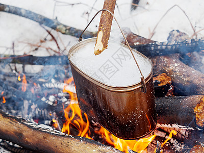 在火锅上煮汤 冬天在森林里露营火焰蒸汽木头森林旅行旅游食物煤炭图片