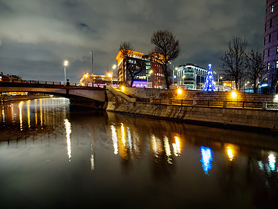 莫斯科河对面的网关行人桥和Shluzovaya银行间桥梁夜视 俄罗斯莫斯科街道建筑学照明灯笼新年反射首都城市建筑图片