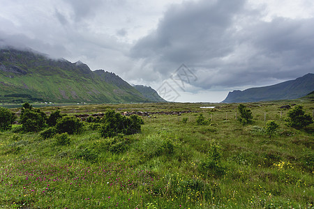 有着草原 山地和石土的美丽的扫描性风景景观图片