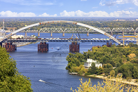 波多尔斯基桥在基辅Dnipro交叉处建造 图像由高处拍摄图片