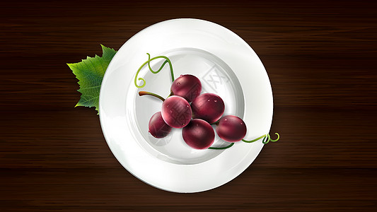 白盘和木桌上的红葡萄图片