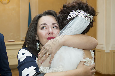 一个女人一边哭一边向新娘表示祝贺 祝贺新娘图片