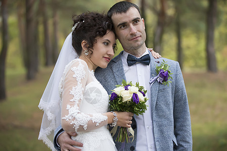 新郎新娘在自然界的婚礼散步 婚礼之旅恋人拥抱订婚女孩女性礼服幸福白色男人花朵图片