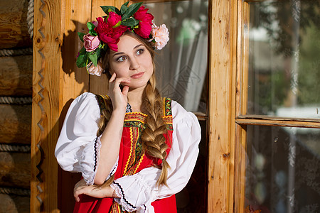 俄罗斯风格的美丽女人肖像 穿着传统服饰的美丽俄罗斯姑娘 俄罗斯风格辫子裙子花圈衬衫衣服女孩女士美女嘴唇女性图片
