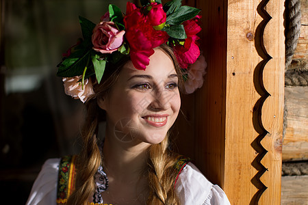 俄罗斯风格的美丽女人肖像 穿着传统服饰的美丽俄罗斯姑娘 俄罗斯风格化妆品戒指装饰品食物奢华成人魅力女性民间文化图片