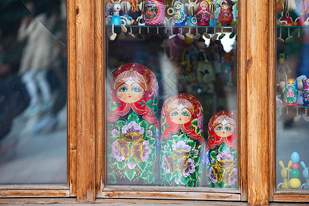 玻璃后面有3个洋娃娃 内嵌的洋娃娃背景图片