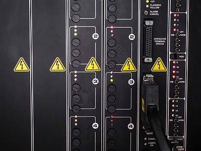 装配线厂的电板 控制器和开关安全控制活力中心按钮控制板电压机器电子产品木板图片