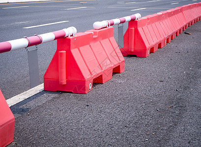 现代城市街道上的塑料路障栅栏条纹运输控制危险沥青建筑建造安全警告维修图片
