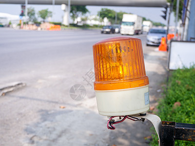 现代城市街道上的塑料路障栅栏工程交通沥青碰撞汽车运输地面危险邮政建造图片