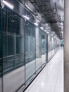 在现代玻璃建筑上的办公楼内传递日光通道展览商业建筑学门厅走廊蓝色玻璃窗户太阳图片