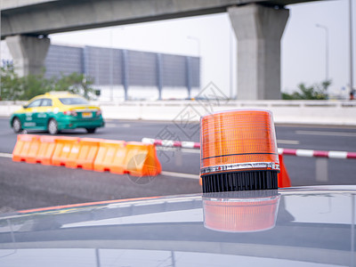 现代城市街道上的塑料路障栅栏警告橙子工作边界汽车注意力地面控制建筑碰撞图片