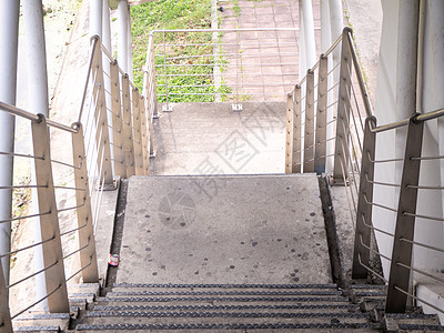 建筑楼梯 从人行桥下下来吸引力水泥入口行人天桥人行道背景图片