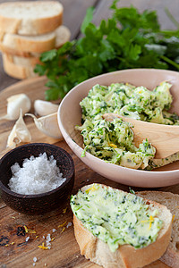 自己自制的黄油和新鲜的欧萨传播食谱香菜面包草本食物乡村草药美味图片