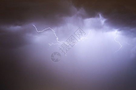 闪电和风暴的天空图片