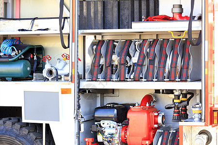 消防水带 阀门 起重机 空气压缩机 汽油泵 消防栓位于配备齐全的消防车的货舱内图片