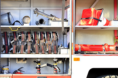 消防水龙头 阀门和起重机 交通锥子都位于设备齐全的消防车货舱内图片