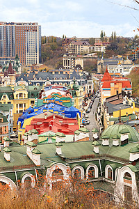 位于基辅市波迪尔老区的屋顶和建筑物被修复 一个秋天城市的景观建筑学阳光风景蓝色首都公寓教会建筑旅行季节图片