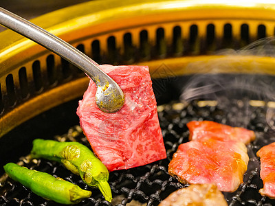 松沙卡牛肉在网格锅上烧烤高清图片