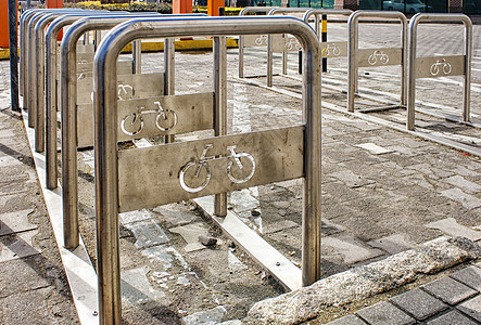 城市街道自行车停放车金属车站条纹民众街道生态旅行场景阳光运输图片